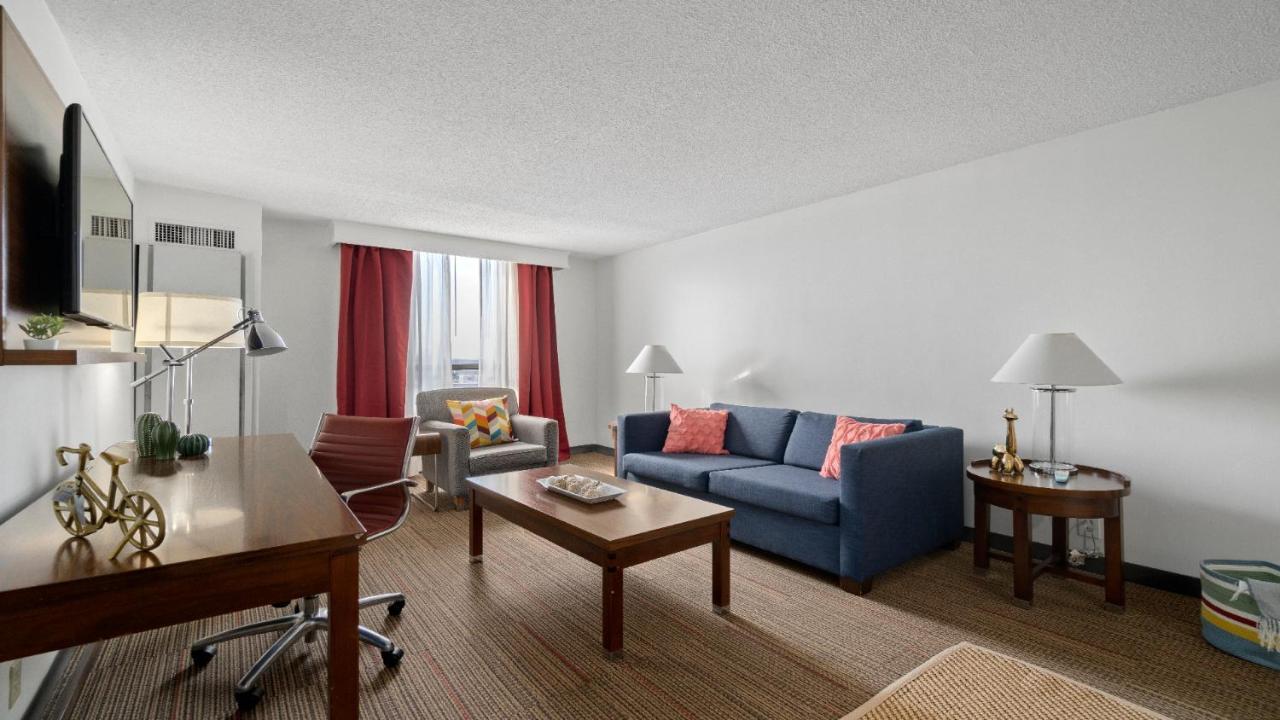 Deluxe King Suite,1480488014:JPEG