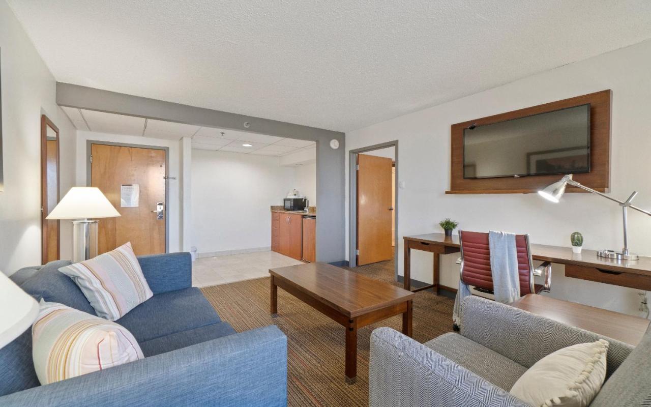 Deluxe King Suite