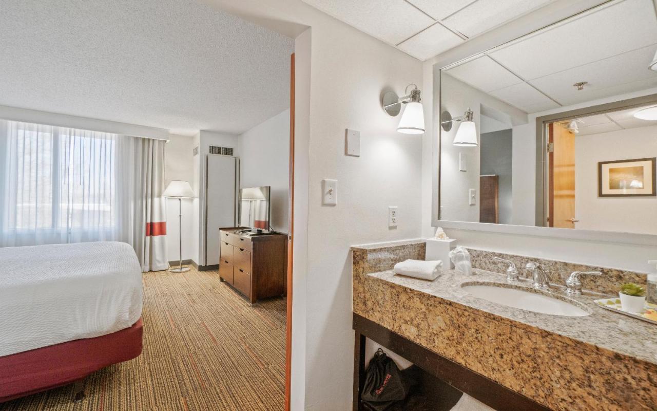 Deluxe King Suite
